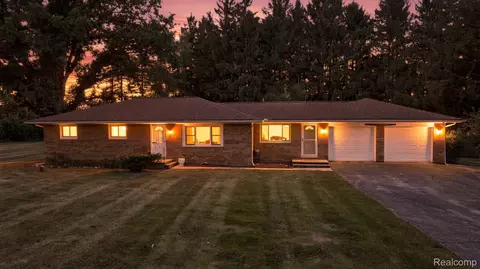 25 E Oakwood Rd, Oxford, MI 48371