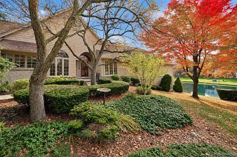 618 Deauville Ln, Bloomfield Hills, MI 48304