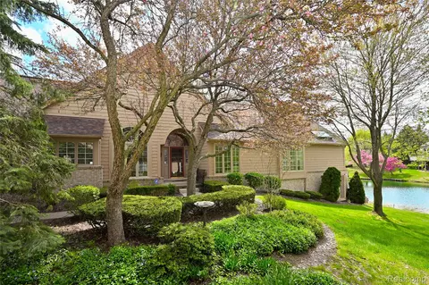 618 Deauville Ln, Bloomfield Hills, MI 48304