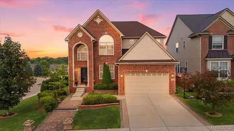 4810 E Stonegate Cir, Orion, MI 48359