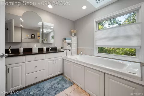 Bath - 2899 Current Dr, Rochester Hills, MI 48309 photo 2 of 6
