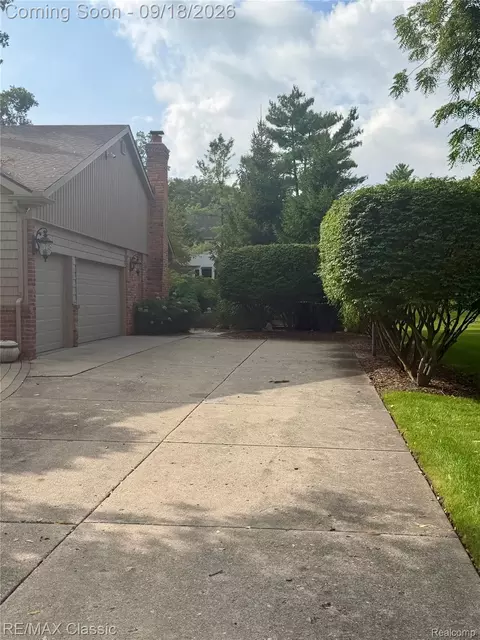 Exterior - 2899 Current Dr, Rochester Hills, MI 48309 photo 2 of 4