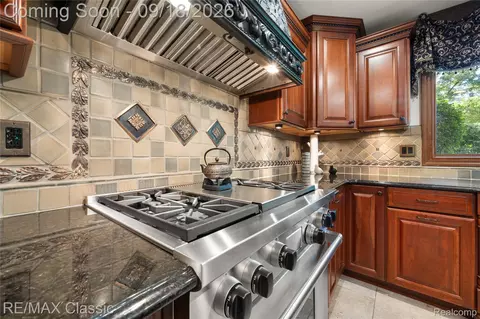 Kitchen - 2899 Current Dr, Rochester Hills, MI 48309 photo 3 of 6
