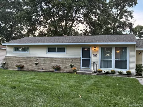 1702 Leif Ave, Muskegon, MI 49441