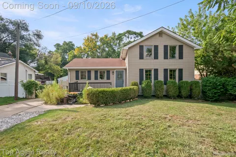40695 Moravian Dr, Clinton Township, MI 48036