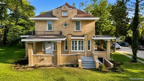 21855 Schoenherr Rd, Warren, MI 48089