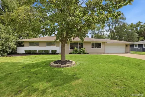 6641 Manson Dr, Waterford, MI 48329