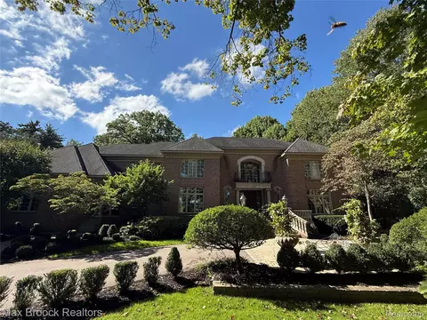 4966 Stoneleigh Rd, Bloomfield Hills, MI 48302