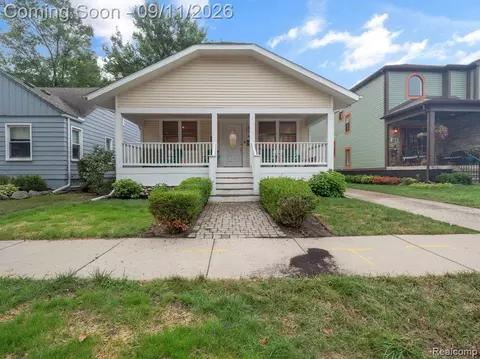 Exterior - 332 E Maplehurst St, Ferndale, MI 48220 photo 2 of 10
