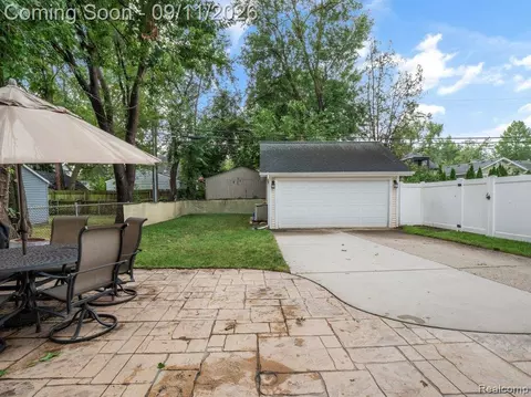 Exterior - 332 E Maplehurst St, Ferndale, MI 48220 photo 10 of 10