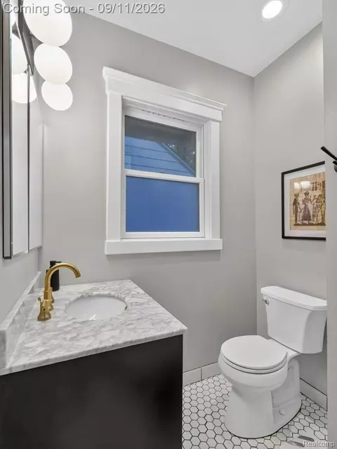 Bath - 332 E Maplehurst St, Ferndale, MI 48220 photo 2 of 4