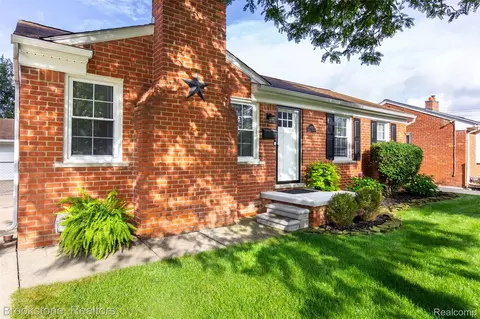 9829 Mayfield St, Livonia, MI 48150