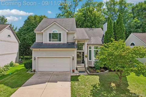 6913 Fox Ln, Waterford, MI 48327
