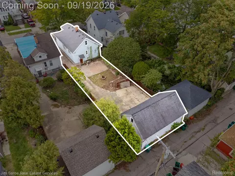 View/Area - 1360 Lakepointe St, Grosse Pointe Park, MI 48230 photo 2 of 4
