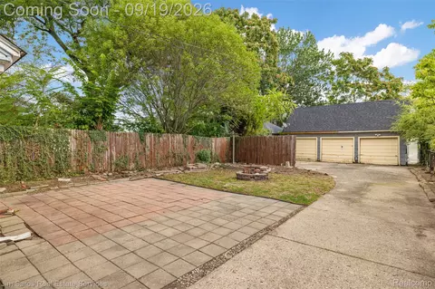 Exterior - 1360 Lakepointe St, Grosse Pointe Park, MI 48230 photo 4 of 5