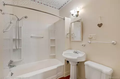 Bath - 1360 Lakepointe St, Grosse Pointe Park, MI 48230 photo 1 of 1