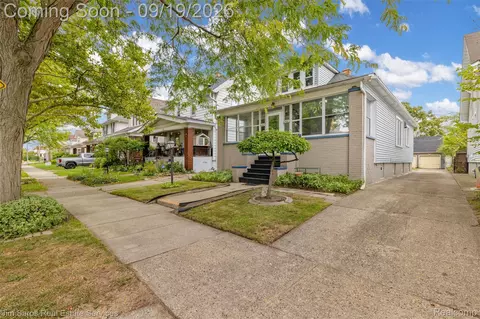 Exterior - 1360 Lakepointe St, Grosse Pointe Park, MI 48230 photo 5 of 5