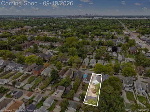 View/Area - 1360 Lakepointe St, Grosse Pointe Park, MI 48230 photo 4 of 4