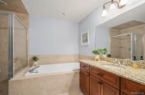 Bath - 6464 Enclave Dr, Independence, MI 48348 photo 2 of 2