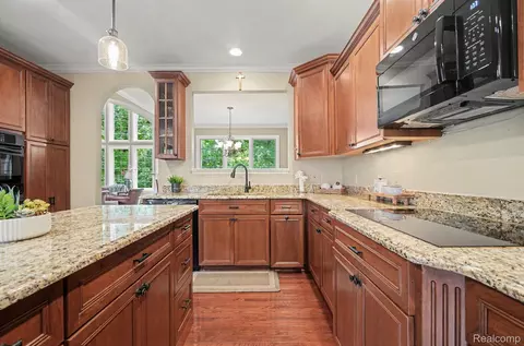 Kitchen - 6464 Enclave Dr, Independence, MI 48348 photo 4 of 6