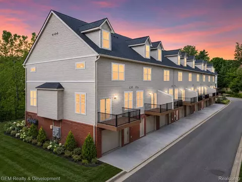 510 Village Ln, Milford, MI 48381
