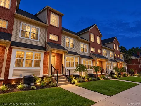 510 Village Ln, Milford, MI 48381
