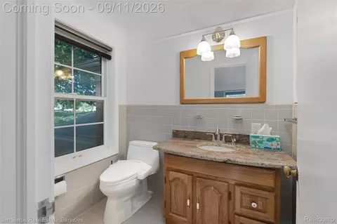 Bath - 1445 Devonshire Rd, Grosse Pointe Park, MI 48230 photo 4 of 5