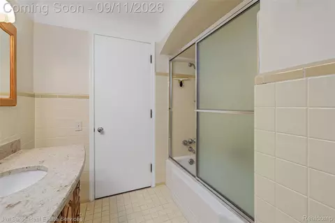 Bath - 1445 Devonshire Rd, Grosse Pointe Park, MI 48230 photo 3 of 5