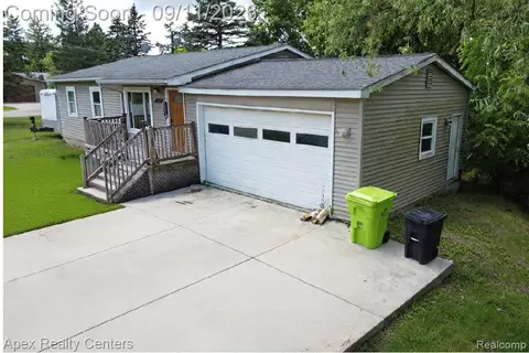 10530 Parshall Ave, White Lake, MI 48386