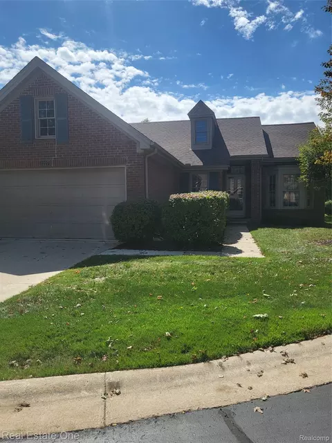 1227 Valley Cir, Rochester Hills, MI 48309