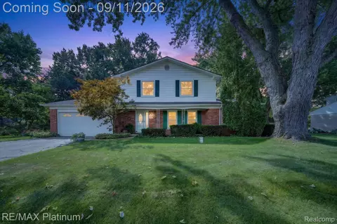 8719 Sandy Crest Dr, White Lake, MI 48386