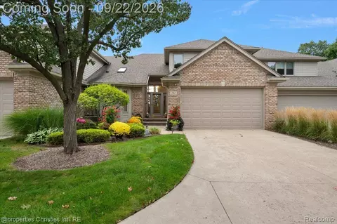 980 Sunset Dr, Waterford, MI 48328