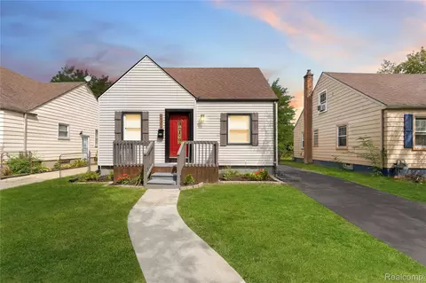 20309 Elkhart St, Harper Woods, MI 48225