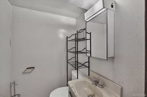 Bath - 3055 Vineyard Ln, Mount Morris, MI 48433 photo 2 of 2