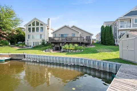 9484 Bonnie Briar St, White Lake, MI 48386