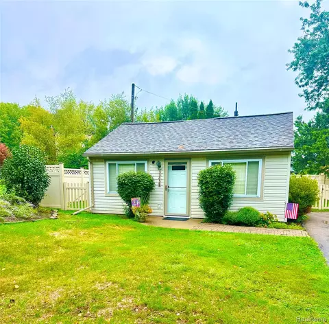 33658 Longwood Dr, Farmington Hills, MI 48335
