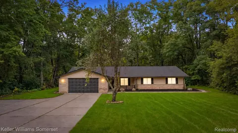 993 Groveland Pines Dr, Ortonville, MI 48462