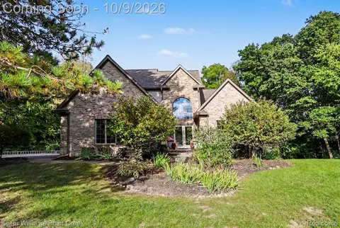90 Creekwood Dr, Orion, MI 48362