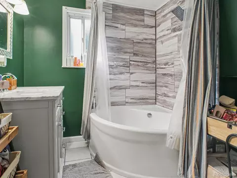 Bath - 1837 Springfield St, Flint, MI 48503 photo 1 of 1