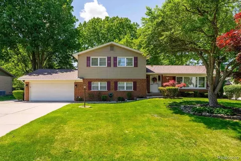 36521 Gloucester Dr, Clinton Township, MI 48035