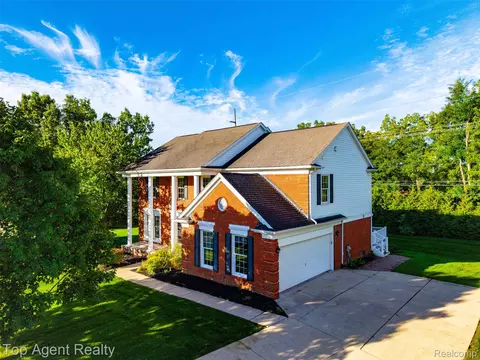 1727 Hillcrest Dr, Rochester Hills, MI 48306