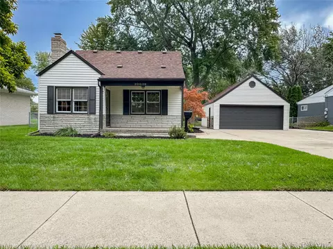 30036 Oakgrove St, Saint Clair Shores, MI 48082