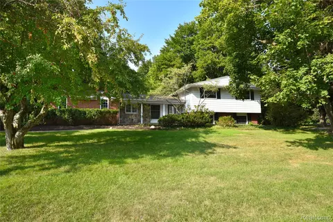 872 Dursley Rd, Bloomfield Hills, MI 48304