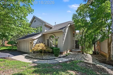 4807 Mirror Lake Dr, West Bloomfield, MI 48323
