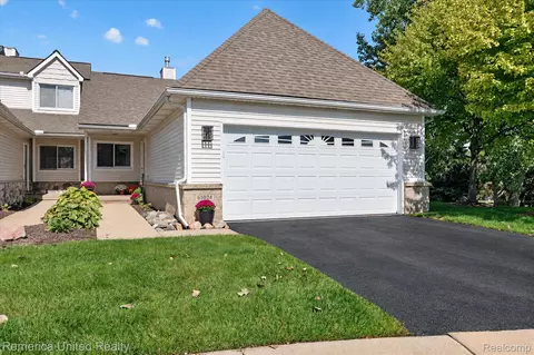 61024 Evergreen Ct, South Lyon, MI 48178