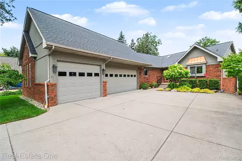 4548 S Shore St, Waterford, MI 48328