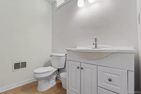 Bath - 33395 Sand Piper Dr, Romulus, MI 48174 photo 4 of 4