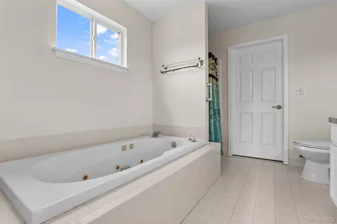 Bath - 33395 Sand Piper Dr, Romulus, MI 48174 photo 2 of 4