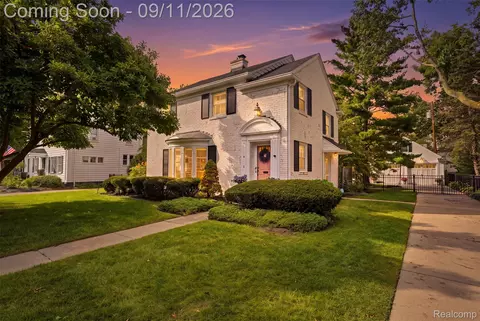 4 Kenberton Dr, Pleasant Ridge, MI 48069