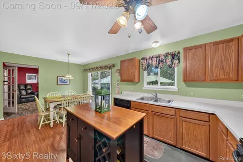 Kitchen - 19149 Red Oak Ln, Brownstown, MI 48193 photo 3 of 5